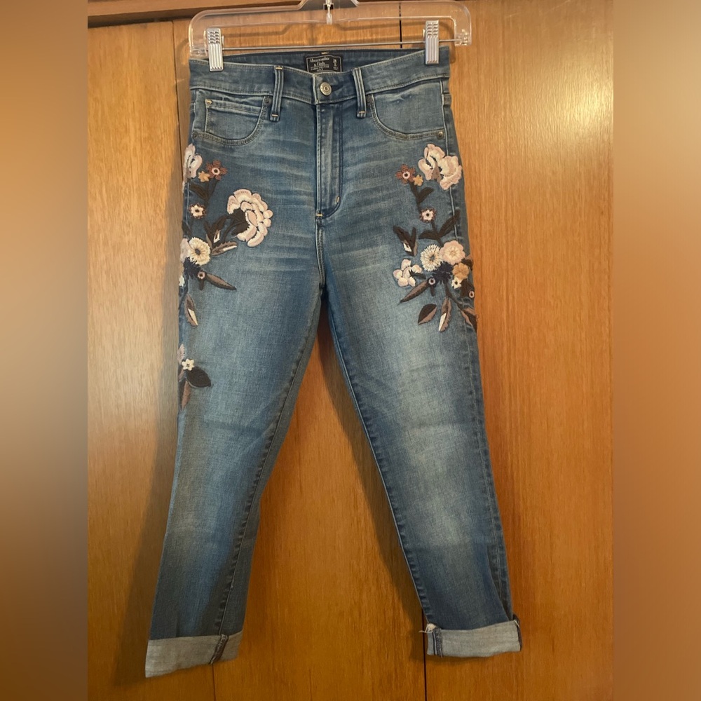 Abercrombie & Fitch Floral Embroidered Cropped Jeans